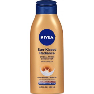 NIVEA Sun-Kissed Radiance moyenne à peau foncée Gradual Tanner &amp; Body Lotion 13.5 Fluid Ounce